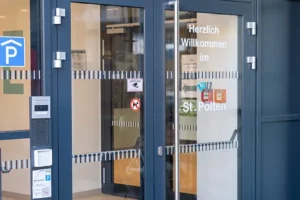 eingang_haus_b_gesundheitszentrum